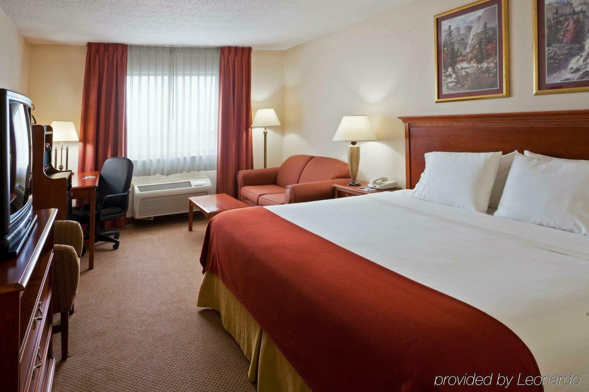 Express / Sturgis By Ihg Howe