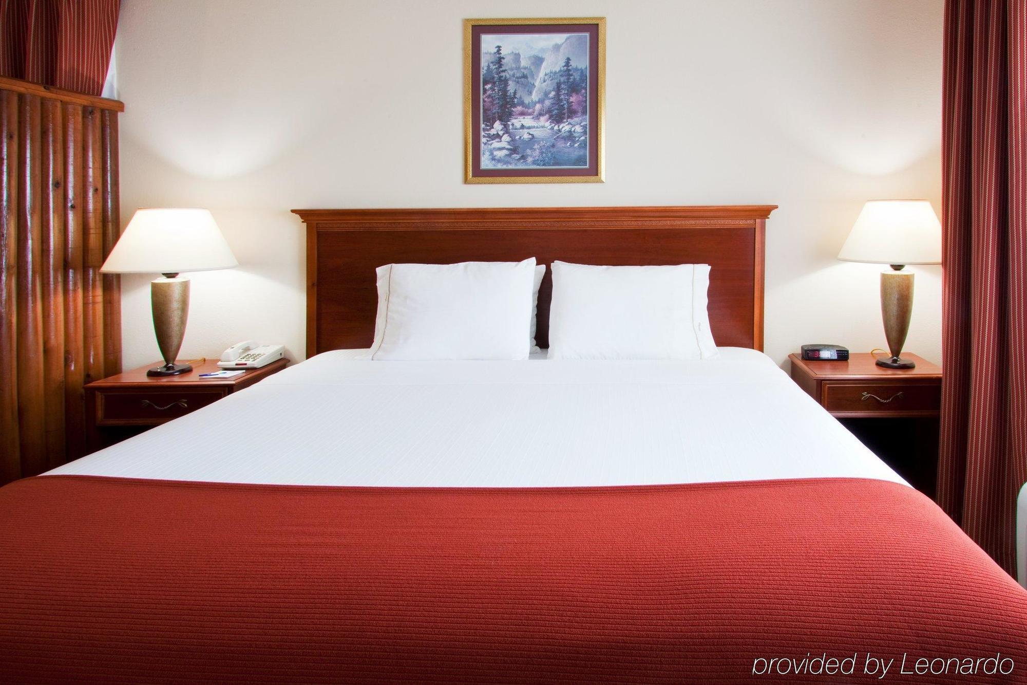 Express / Sturgis By Ihg Howe