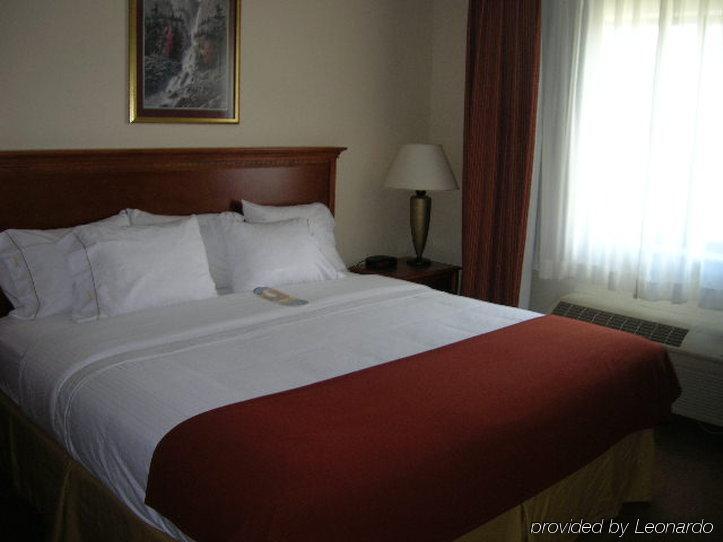 Express / Sturgis By Ihg Howe