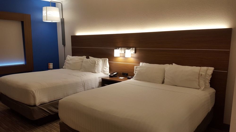 Express / Sturgis By Ihg Howe